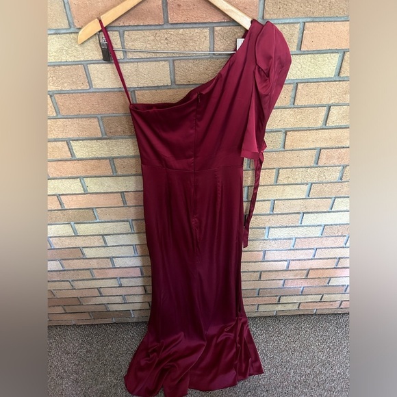 NWT Mac Duggal Satin One Shoulder Puff Sleeve Trumpet Gown Deep Red 55632 Size 2 - Picture 4 of 8